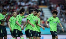 国内足球联赛竞争激烈近期上演