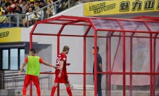 关于裁判尺度争议，球员情绪高涨的信息