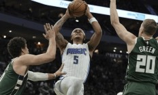 九游娱乐官方-雄鹿逆转魔术，继续领先东部