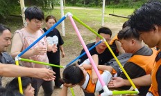 九游娱乐官方入口-包含匈牙利选手携手登上领奖台，彰显团队凝聚力的词条