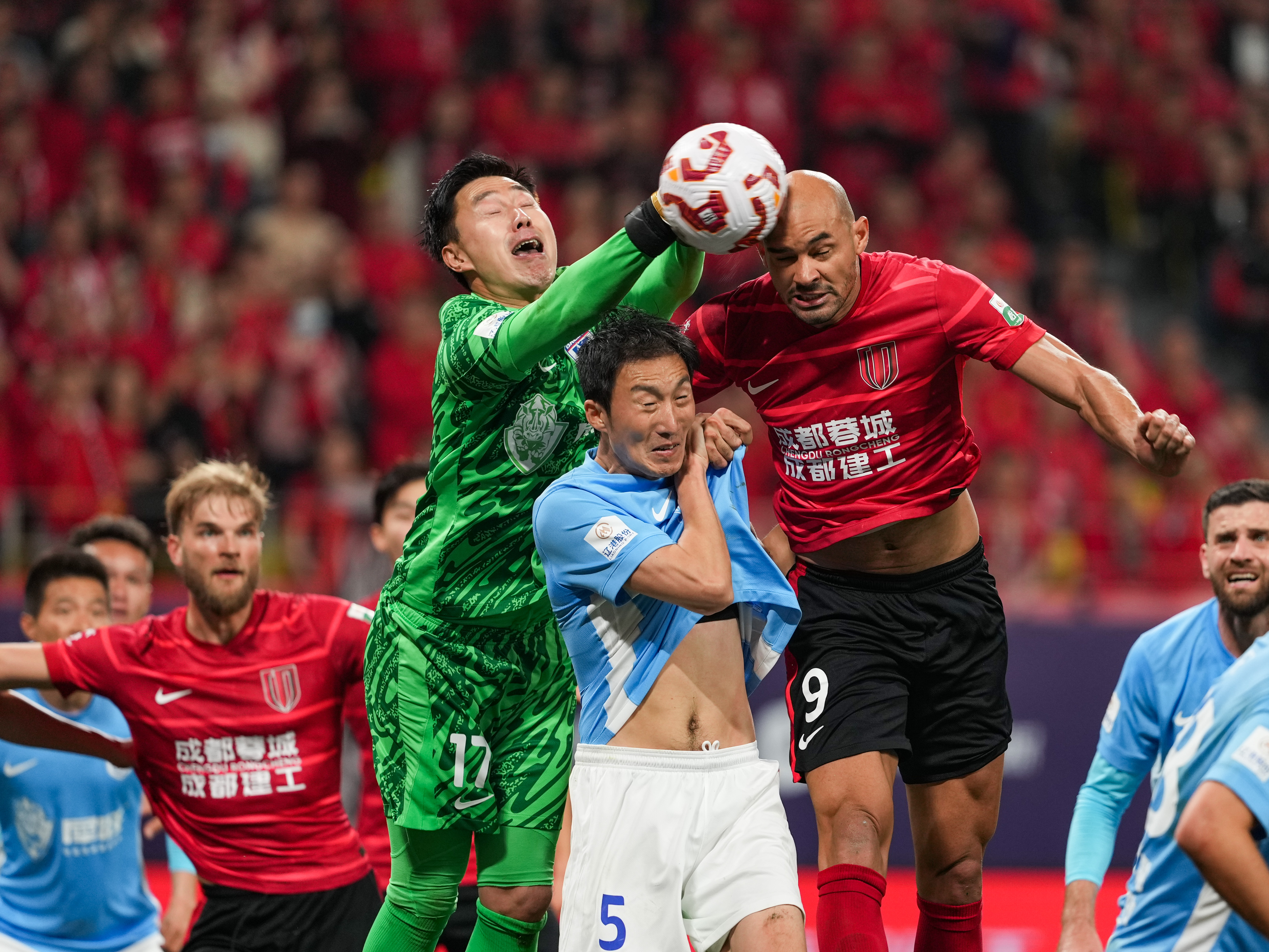 包含队伍实力强劲，国际足球赛事精彩纷呈的词条