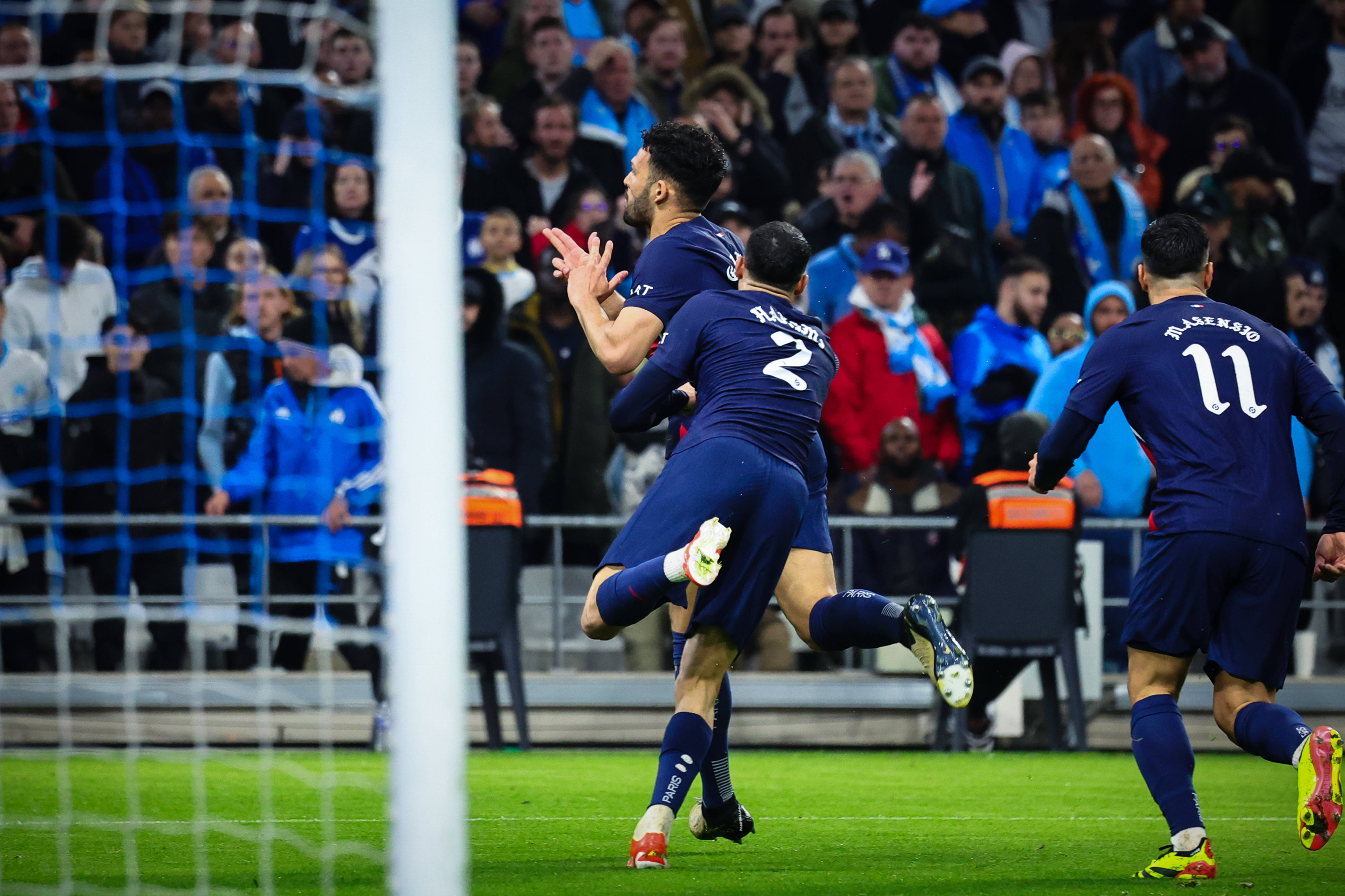 关于巴黎圣日耳曼大胜，夺取联赛榜首的信息