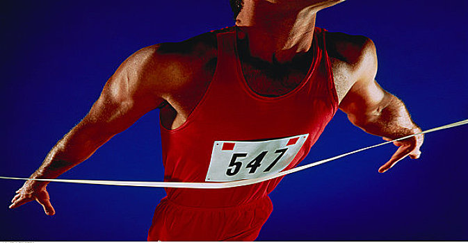 关于塞浦路斯男子游泳选手冲刺终点，夺取冠军的信息