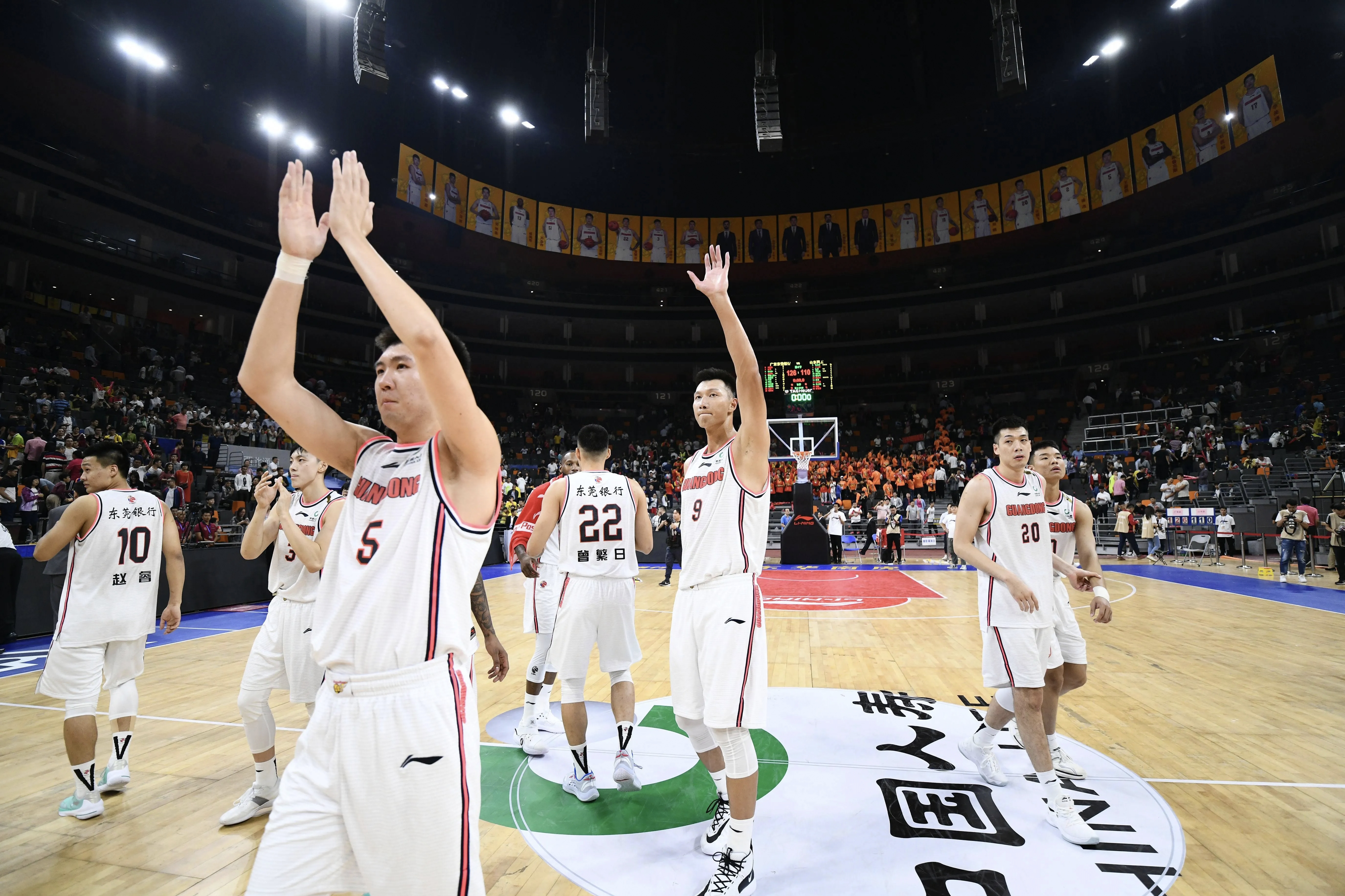 篮球比赛中球员们的技艺精妙可圈可点