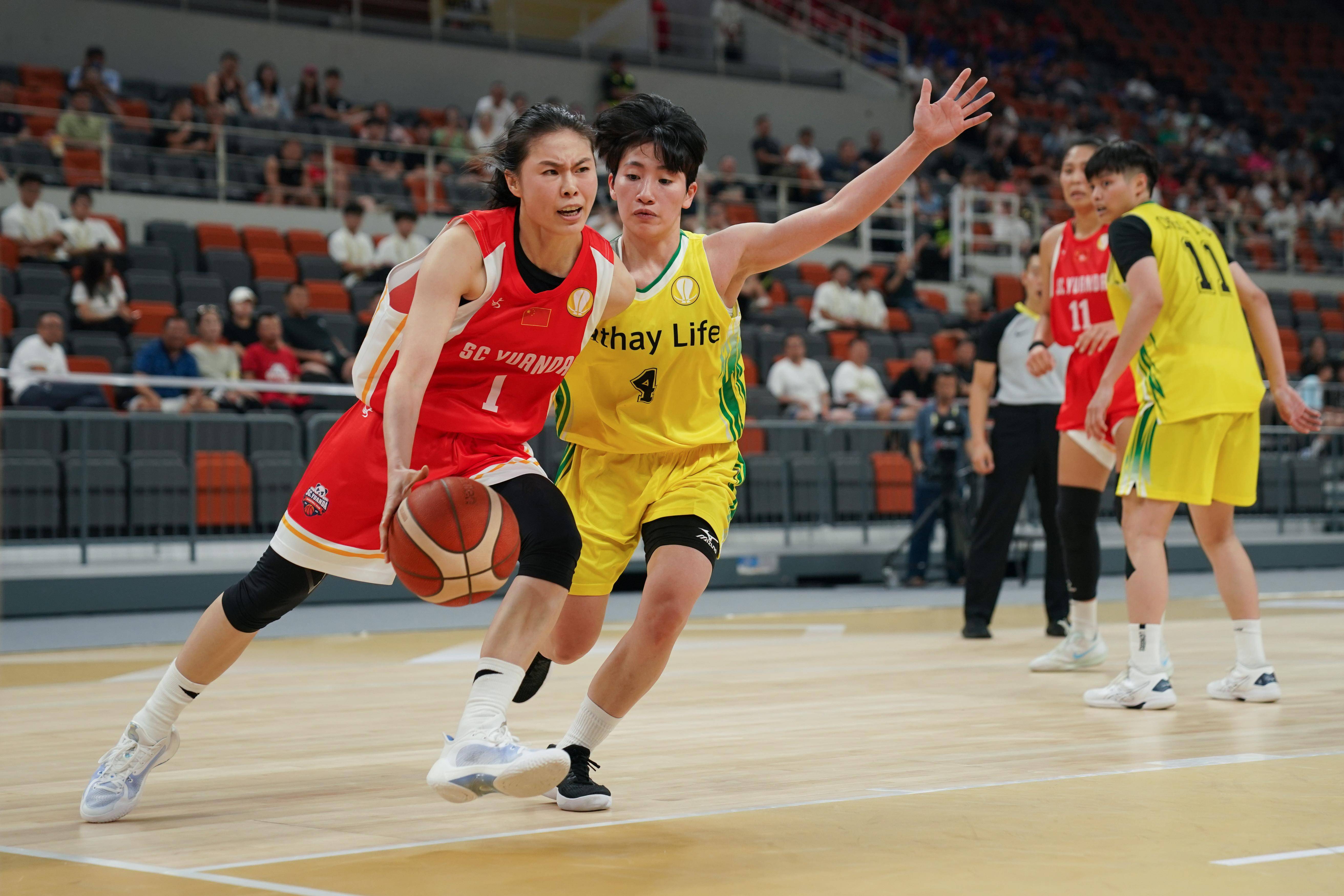 篮球比赛中球员们的技艺精妙可圈可点