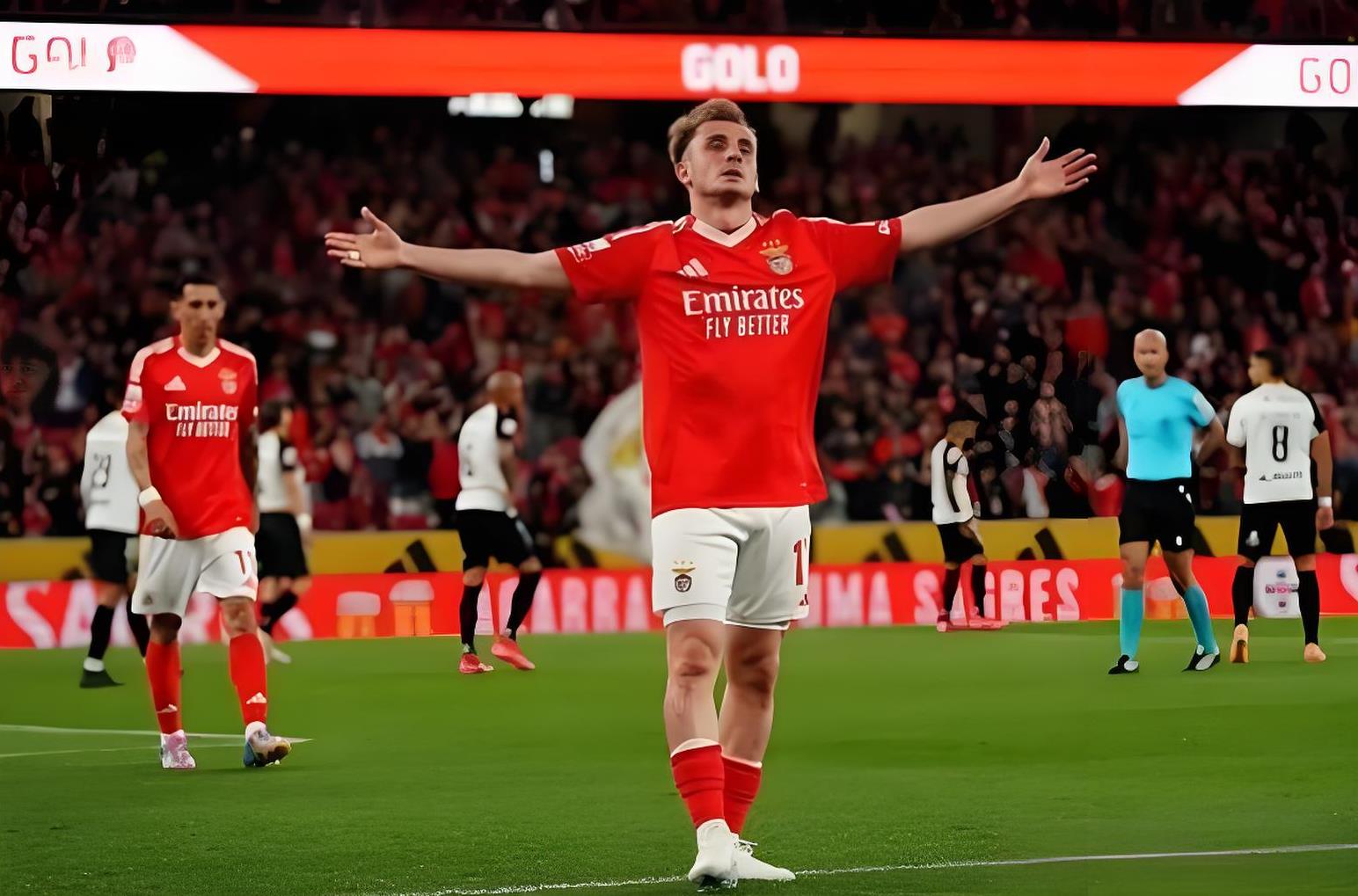 葡萄牙门将卡西利亚斯扑出关键球，力拒对手追平