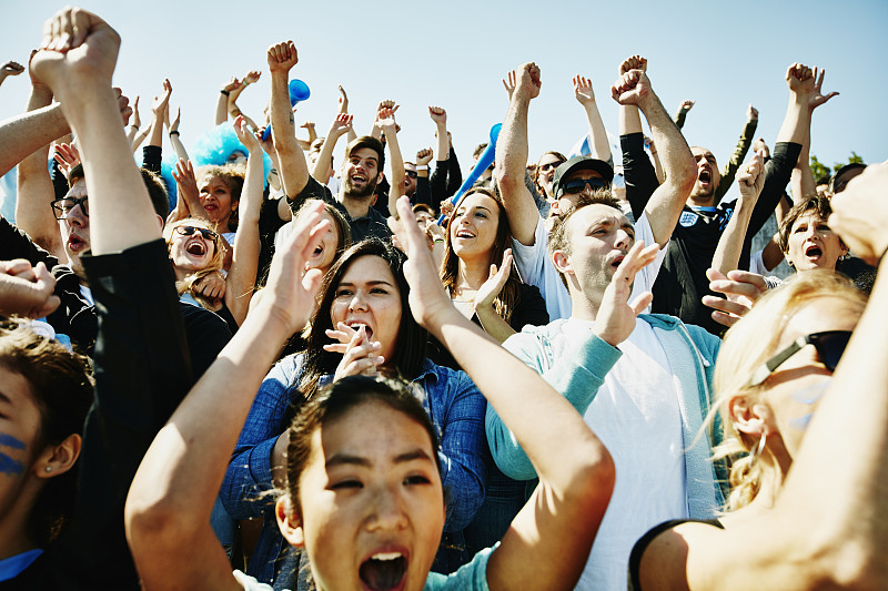 球迷热情支持，现场气氛热烈动人的简单介绍