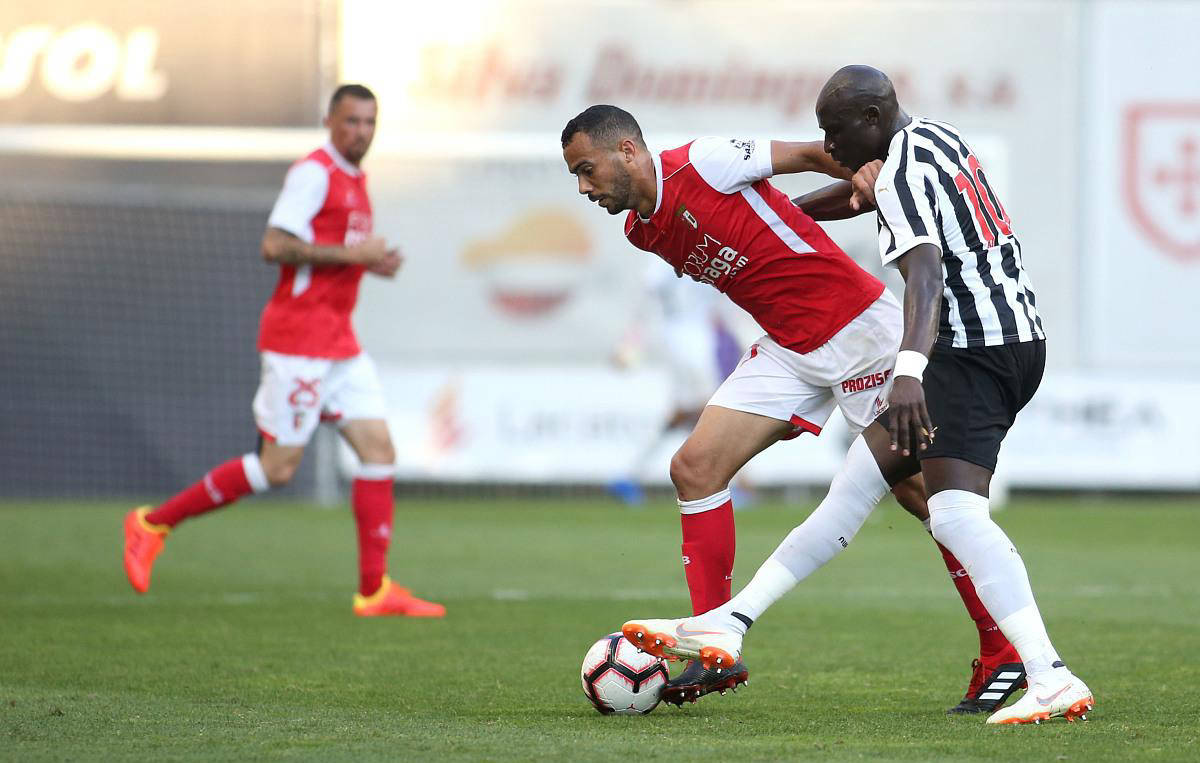 包含乌迪内斯客场失利，积分遭受打击的词条