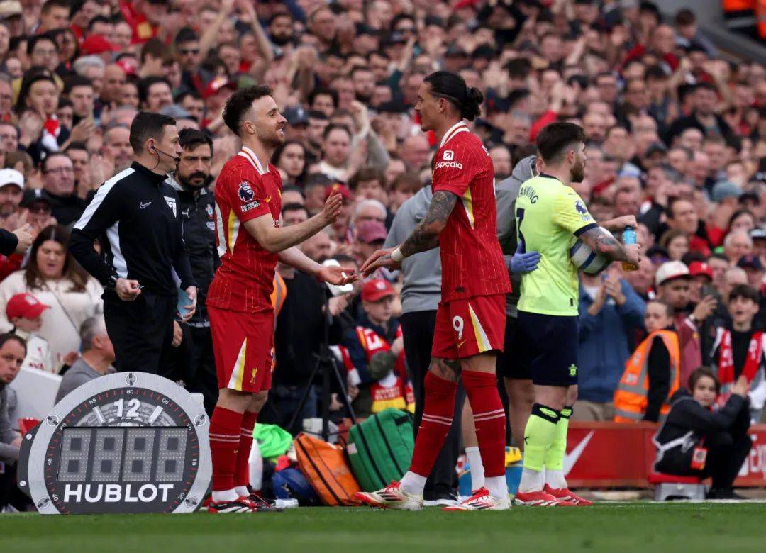 包含利物浦中场核心因伤休战，球队战斗力受损的词条