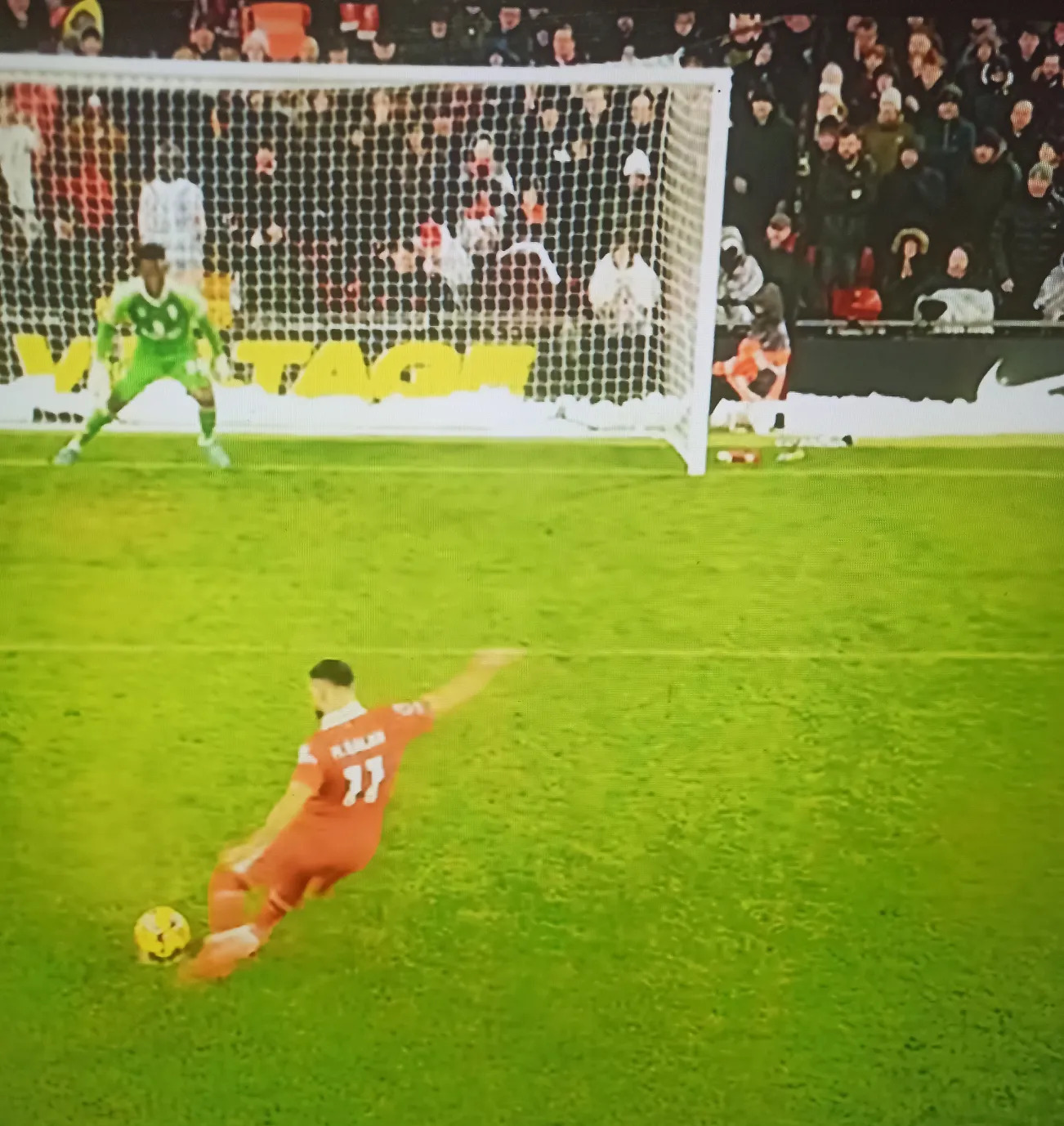 包含利物浦中场核心因伤休战，球队战斗力受损的词条