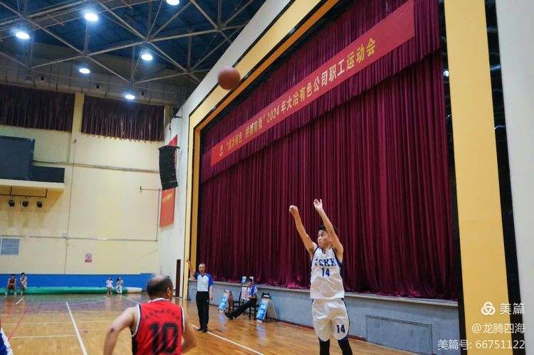 卓越篮球表现展现出色技艺！