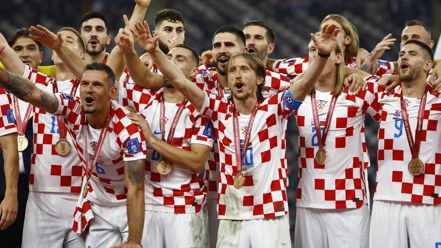 包含西班牙不敌克罗地亚，小组头名悬念的词条