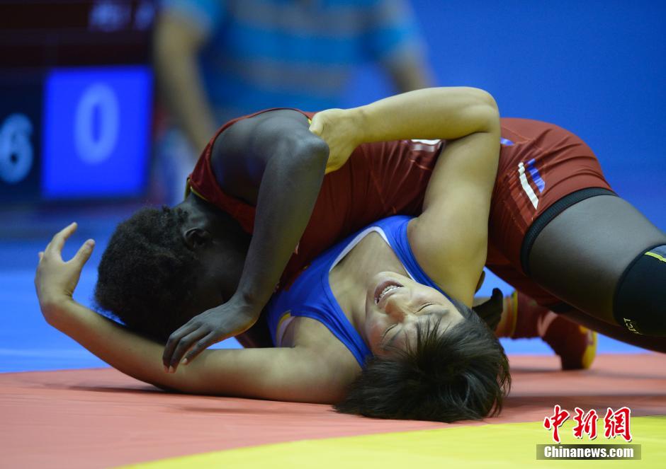 英国女子摔跤队选手勇夺亚军，表现亮眼