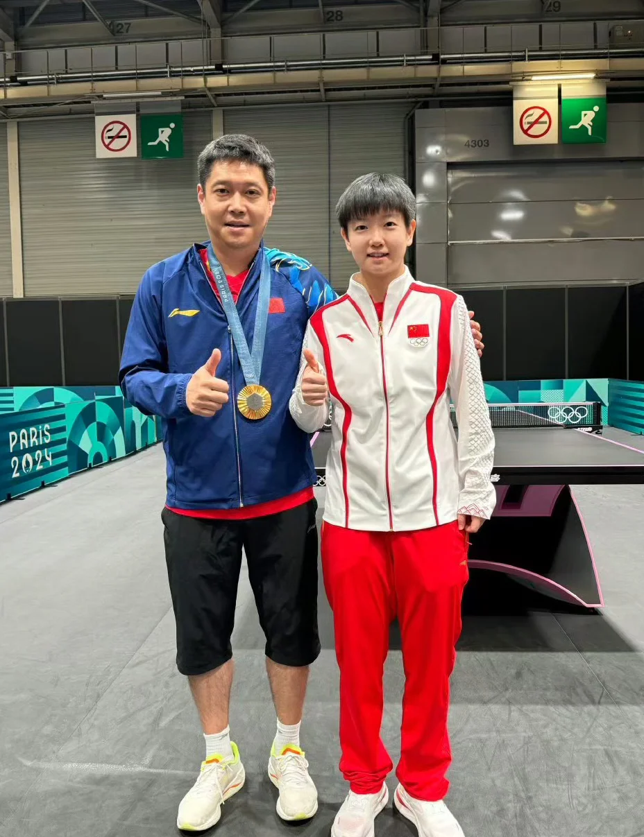 包含冠军奖杯花落谁家？争夺激烈的背后隐藏着怎样的故事的词条