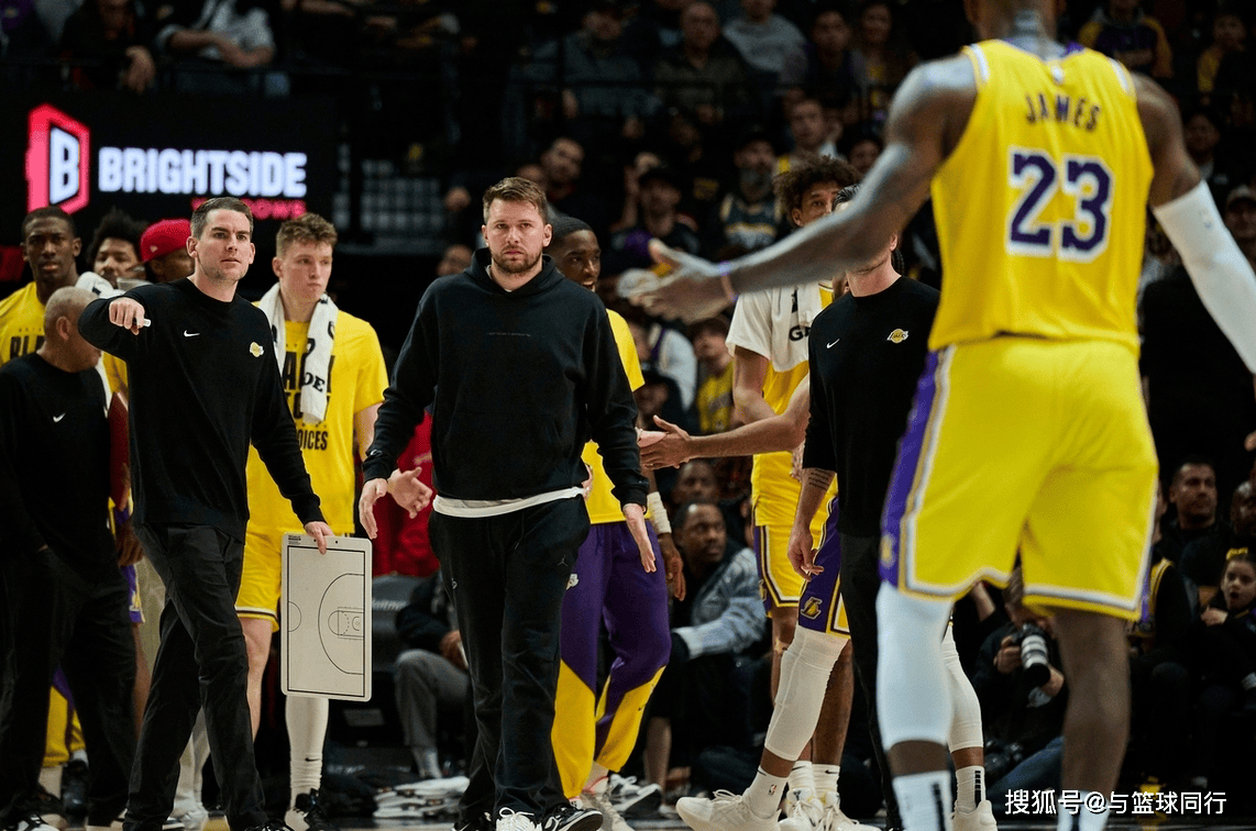 猛龙大胜太阳，前锋组合连环进攻