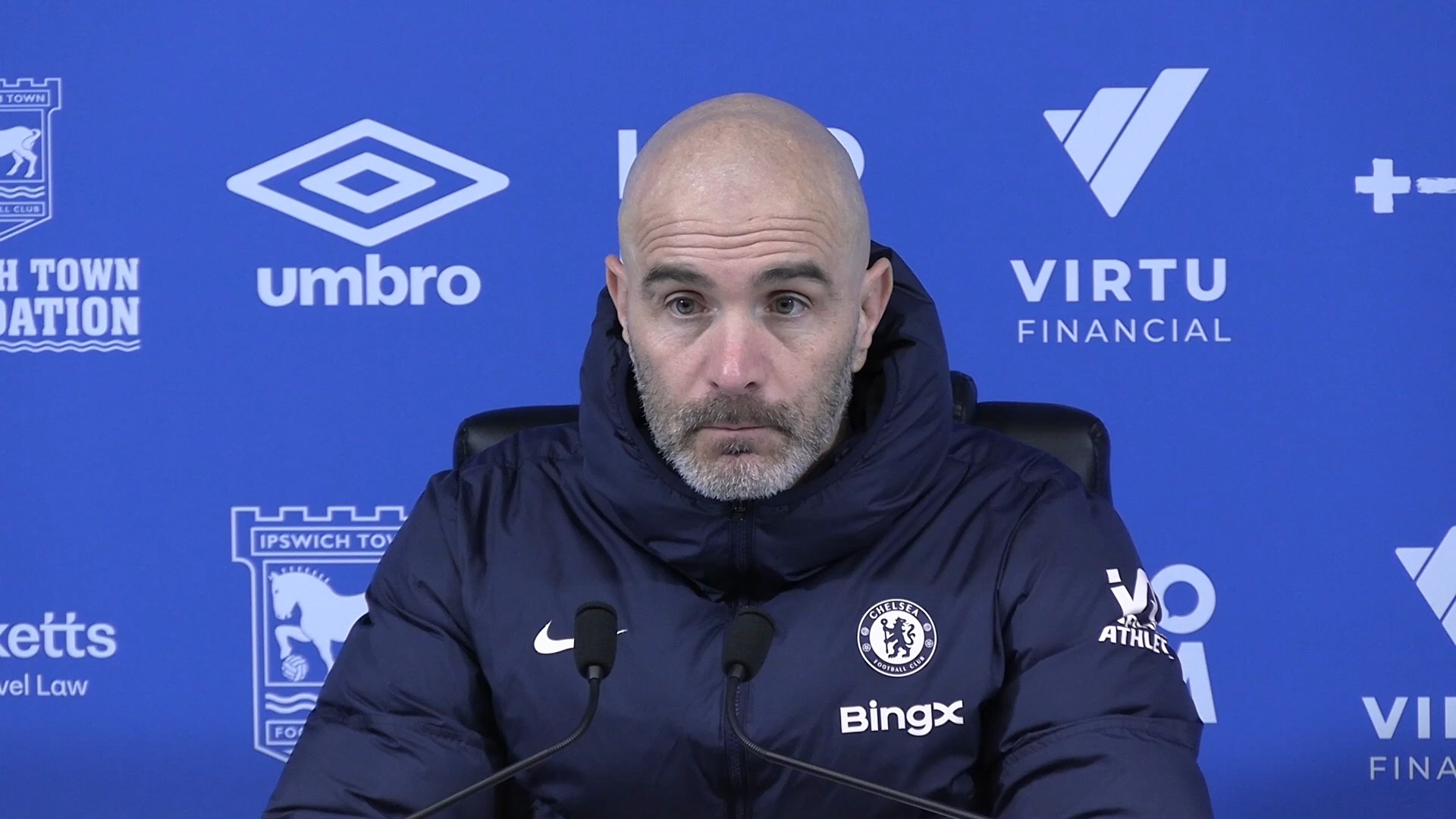 伊普斯维奇队员努力拼搏，终获胜利