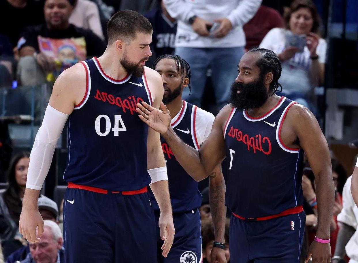 明尼苏达森林狼对阵洛杉矶快船今晚上演激烈角逐