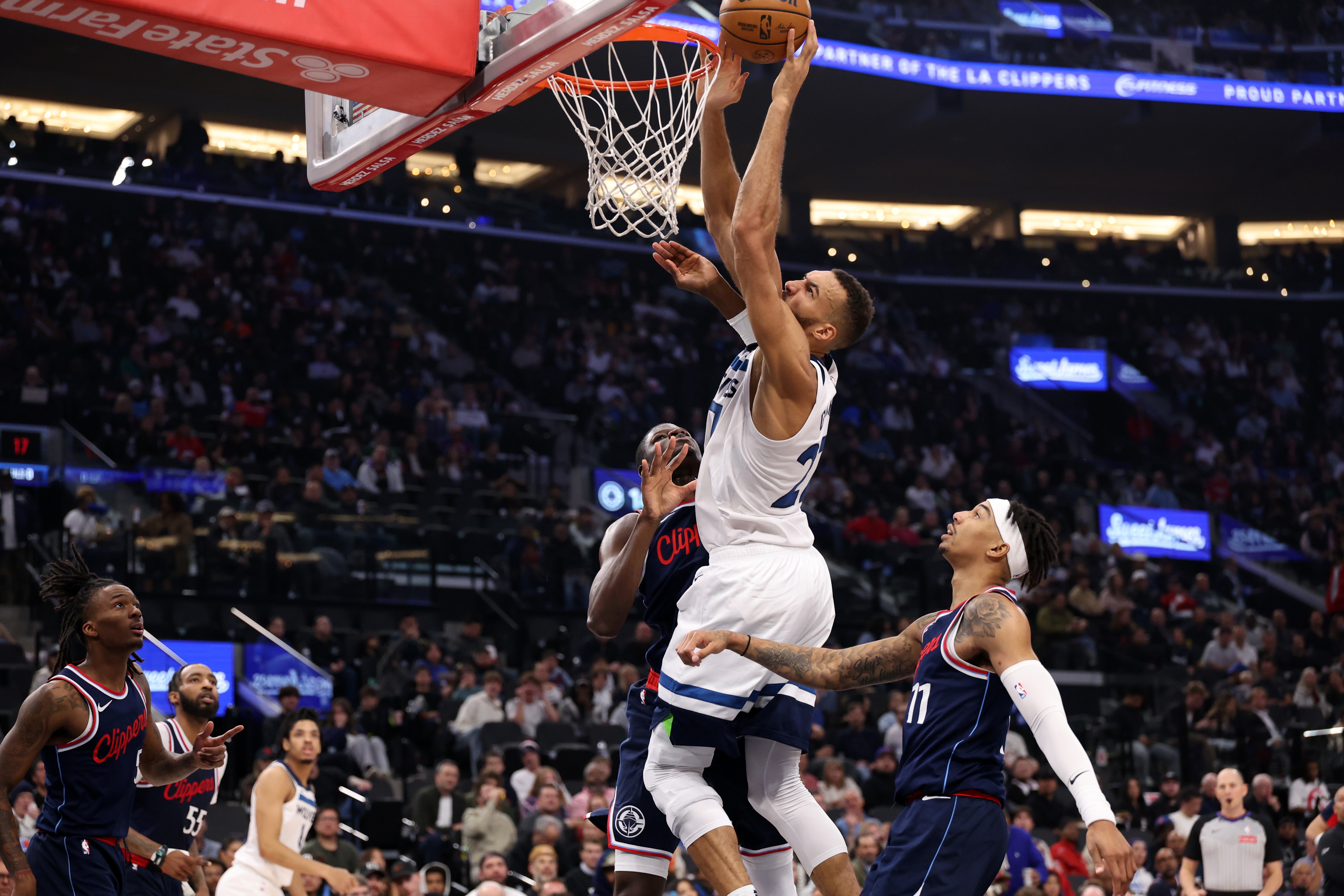 明尼苏达森林狼对阵洛杉矶快船今晚上演激烈角逐