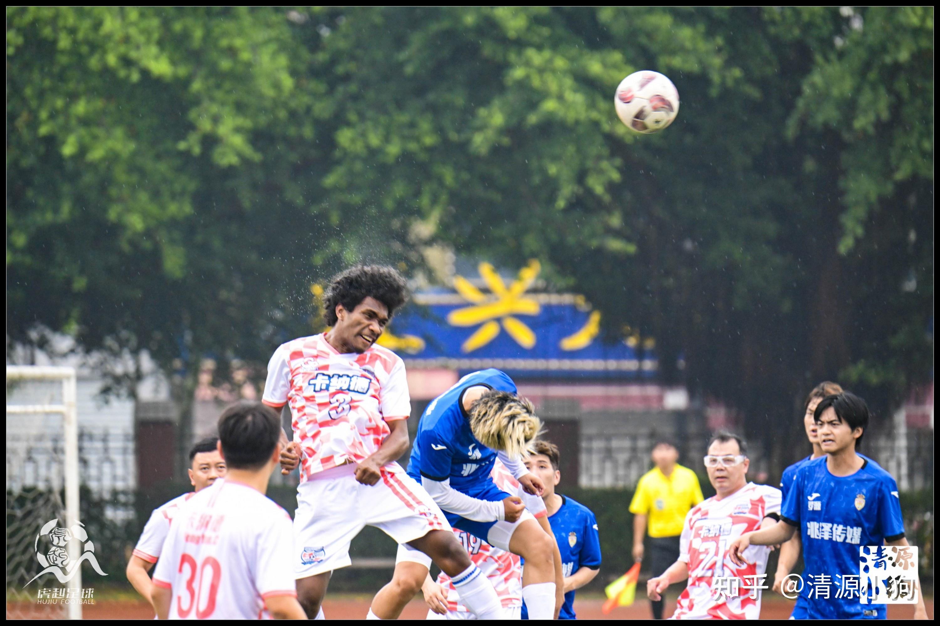 足球联赛擂台上，实力对决令人期待