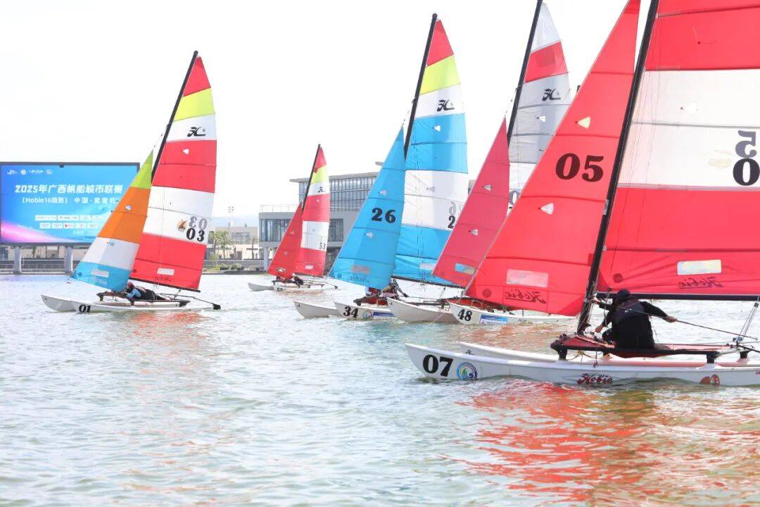 英国队在帆船比赛中击败对手