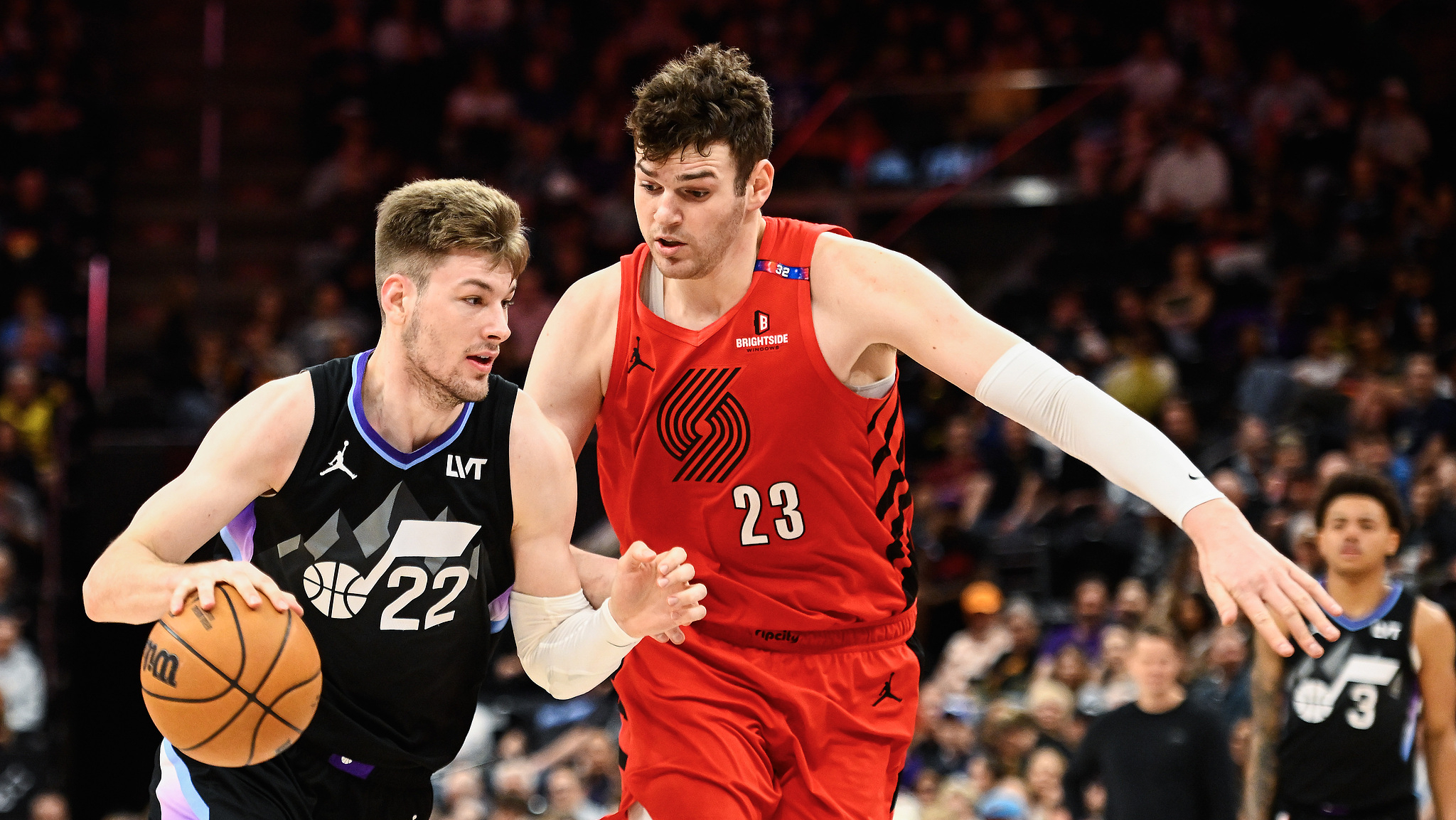 包含爵士抢眼表现，轻松战胜对手晋级的词条