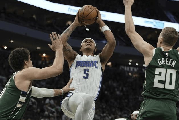 雄鹿逆转魔术，继续领先东部