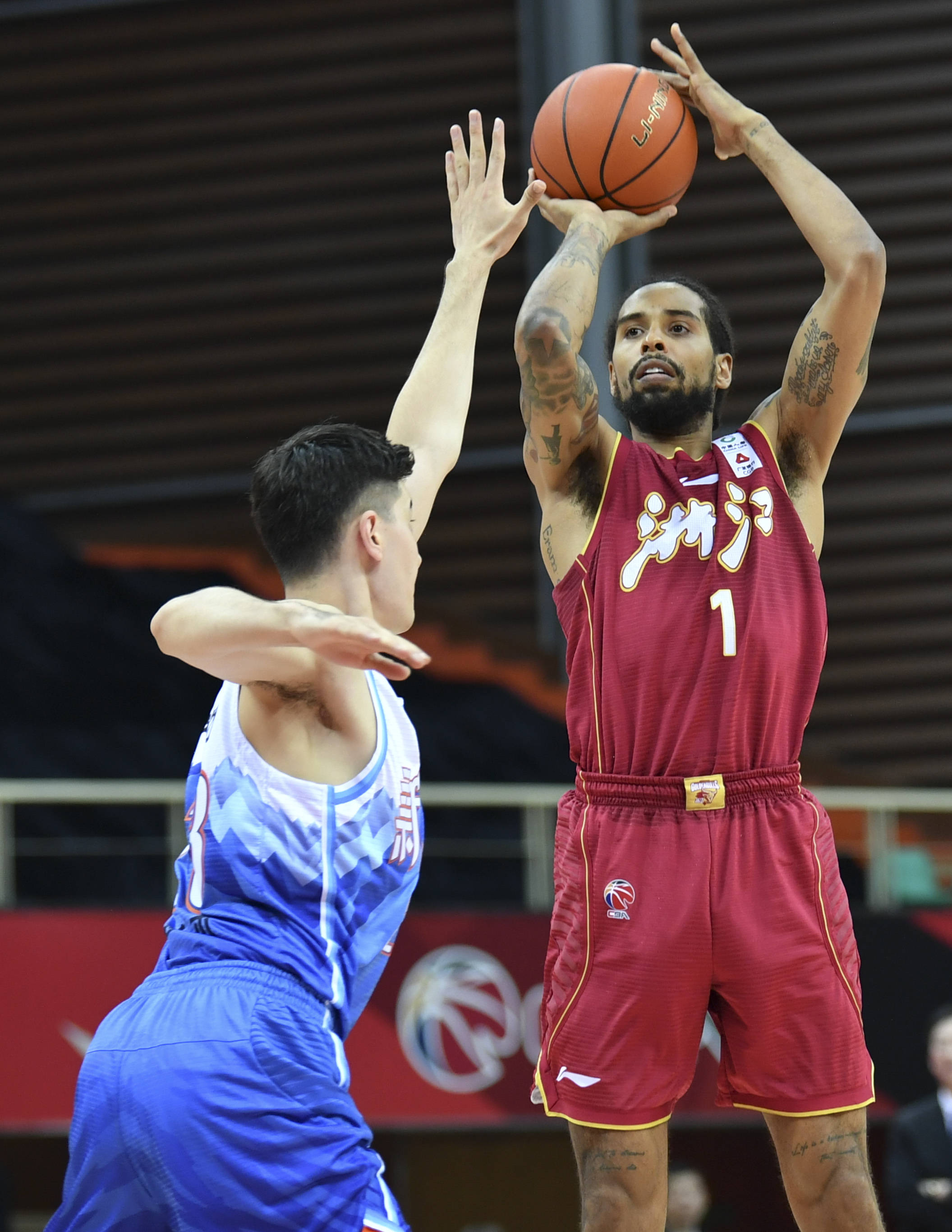 篮球比赛场面火爆，球员们投篮技巧娴熟的简单介绍